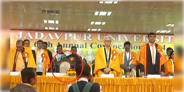 Read more about - Jadavpur University । উপাচার্যের সঙ্গে বিবাদের জের? যাদবপুরের সমাবর্তনে এলেন না রাজ্যপাল সি ভি আনন্দ বোস