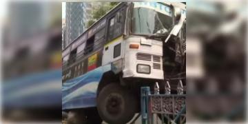 Read more about - Park Street | রেষারেষি করতে গিয়ে ডিভাইডারের উপর উঠে পড়লো বাস! পার্ক স্ট্রিটের দুর্ঘটনায় আহত ৫!