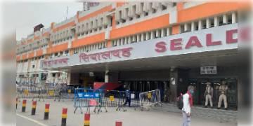 Read more about - শিয়ালদহে নাজেহাল যাত্রীরা, লকডাউনে পাওয়া যাচ্ছেনা ট্যাক্সি এছাড়াও অতিরিক্ত ভাড়া চাওয়ার অভিযোগ