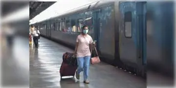 Read more about - চলন্ত ট্রেনে অগ্নিকাণ্ড রুখতে যাত্রীরা ইলেকট্রনিক গ্যাজেট চার্জ দিতে পারবেন না,পদক্ষেপ ভারতীয় রেলের