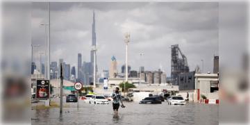 Read more about - Dubai Flood | হেলিকপ্টরে চেপে মেঘমুলুকে গিয়ে 'বৃষ্টির বীজ' ছড়িয়ে বর্ষণ করাচ্ছে দুবাই? আচমকা মরুশহরে প্রবল বৃষ্টি-বন্যা পরিস্থিতির কারণ কী?