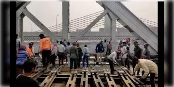 Read more about - Bally Bridge | অবশেষে ১০০ ঘন্টা পর ফের বালি ব্রিজে শুরু হলো যান চলাচল! স্বাভাবিক ট্রেন চলাচলও