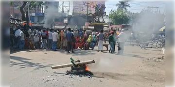 Read more about - Malda Protest | সাতসকালে ফের উত্তপ্ত মালদা, জাতীয় সড়ক অবরোধে সামিল ডিলিটেড ভোটাররা