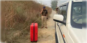 Read more about - Delhi । দিল্লি লখনউ হাইওয়েতে উদ্ধার রহস্যজনক সুটকেস ! ডালা খুলতেই চক্ষু চড়কগাছ পুলিশের