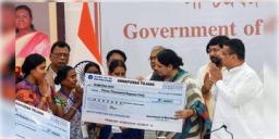Read more about - Annapurna Yojana | ১ কোটি ৩৪ লক্ষের বেশি মহিলার অ্যাকাউন্টে পাঠানো হল অন্নপূর্ণা যোজনার টাকা, বাদ গেলেন কারা?