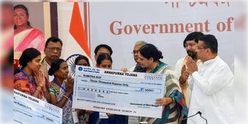 Read more about - Annapurna Yojana | ১ কোটি ৩৪ লক্ষের বেশি মহিলার অ্যাকাউন্টে পাঠানো হল অন্নপূর্ণা যোজনার টাকা, বাদ গেলেন কারা?