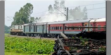 Read more about - Radhikapur -Delhi Express | চলন্ত ট্রেন থেকে বের হচ্ছে ধোঁয়া! লোকো পাইলটের তৎপরতায় দুর্ঘটনা থেকে রক্ষা পেলো এক্সপ্রেস  ট্রেন!