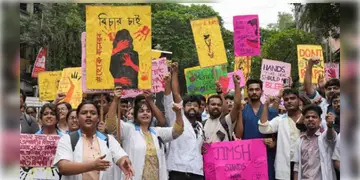 Read more about - R G Kar | 'সিনিয়রদের সঙ্গে কথা বলে সিদ্ধান্ত নেব,তদন্তে একেবারেই খুশি নই' ; সুপ্রিম নির্দেশ মানবেন জুনিয়র চিকিৎসকরা?