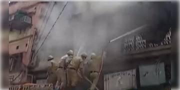 Read more about - কলুটোলা স্ট্রিটে চারতলা বাড়িতে বিধ্বংসী আগুন, ঘটনাস্থলে দমকলের ১২ টি ইঞ্জিন