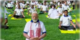 Read more about - International Yoga Day | কলকাতাতেই হবে অনুষ্ঠান, যোগ দিবস নিয়ে বড় ঘোষণা কেন্দ্রীয় আয়ুষ ও স্বাস্থ্য প্রতিমন্ত্রীর!