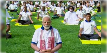 Read more about - International Yoga Day | কলকাতাতেই হবে অনুষ্ঠান, যোগ দিবস নিয়ে বড় ঘোষণা কেন্দ্রীয় আয়ুষ ও স্বাস্থ্য প্রতিমন্ত্রীর!