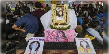 Read more about - R G Kar | 'তিলোত্তমা'র মা-বাবার কাছে এলো রাষ্ট্রপতির ইমেল! 'আমরা কী মেয়েরা স্বাধীন?' প্রশ্ন নির্যাতিতার মায়ের!