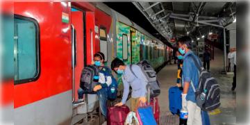 Read more about - Sealdah Helpline Number | শিয়ালদহ স্টেশনে জিনিস হারালে খুঁজে দেবে আরপিএফ! ফোন করুন রেলের বিশেষ নম্বরে!