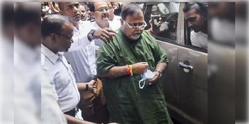 Read more about - Partha Chatterjee |  ‘উনি OMR শিট নষ্ট করেননি’! ২৬ হাজার জনের চাকরি বাতিলের দিনই জামিনের আবেদন পার্থর!