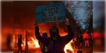 Read more about - রণক্ষেত্রের চেহারা নিল রাজধানী ফ্রান্স, চাপের মুখে প্রেসিডেন্ট ইমানুয়েল মাকরঁর।  