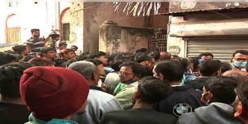 Read more about - জোড়াবাগান কাণ্ডে একজনকে আটক করল পুলিশ, চারতলার সিঁড়ি থেকে উদ্ধার হয় ৮ বছরের বালিকার মৃতদেহ