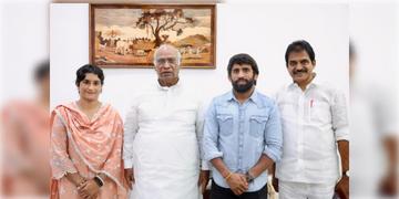 Read more about - Vinesh-Punia | আনুষ্ঠানিকভাবে হাত শিবিরের সঙ্গে হাত মেলালেন কুস্তিগীর ভিনেশ ফোগাত এবং বজরং পুনিয়া