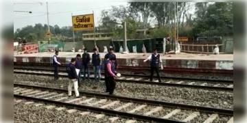 Read more about - নিমতিতা স্টেশনে বোমা বিস্ফোরণ কাণ্ডে তদন্ত শুরু করল রাজ্য পুলিশের বম্ব স্কোয়াড