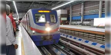 Read more about - Kolkata Metro | দক্ষিণেশ্বরে ওয়াই লেনে সিগন্যালিং সমস্যা, ঠাঁয় দাঁড়িয়ে আছে মেট্রো! ভোগান্তিতে অফিসযাত্রীরা