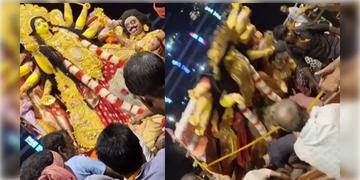 Read more about - Durga Idol immersion | কোচবিহারে বিসর্জনের সময় অঘটন, কাঠামো সমেত মূর্তি এসে পড়ল পুরসভার কর্মীদের উপর! আহত ২