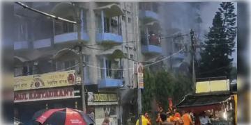 Read more about - Tarapith | তারাপীঠে হোটেলে অগ্নিকাণ্ডের ঘটনায় হোটেলের মালিককে গ্রেপ্তার, পুকুরে বোট নামিয়ে চলছে তল্লাশিও!
