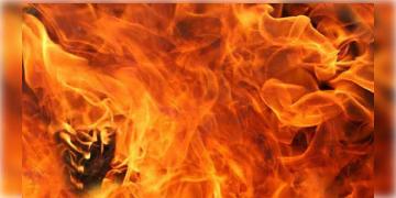 Read more about - Khardah | ভোররাত থেকে জ্বলছে আগুন! খড়দহে বিধ্বংসী অগ্নিকাণ্ড! পুড়ে ছাই তিনটি কারখানার জিনিসপত্র!