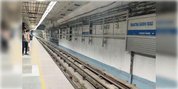 Read more about - Kolkata Metro | এমজি রোড মেট্রো লাইনে আত্মহত্যা! ব্যাহত মেট্রো চলাচল!