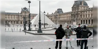 Read more about - Louvre Museum | ল্যুভর থেকে গয়না চুরির ঘটনায় পুলিশের জালের আরও ৫, খোঁজ নেই লুটের সামগ্রীর!