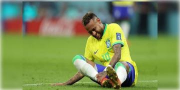 Read more about - গুরুতর আহত নেইমার, বিশ্বকাপের প্রথম ম্যাচ জিতেও ব্রাজিলিয়ানদের মন ভারাক্রান্ত নেইমারের জন্য