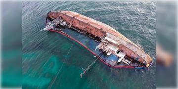 Read more about - Oman । মাঝ সমুদ্রে উলটে গেল তেলের ট্যাঙ্কার ভর্তি জাহাজ! নিখোঁজ ১৩ ভারতীয়-সহ মোট ১৬ নাবিক!