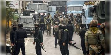 Read more about - শ্রীনগরের কাছেই রুটিনমাফিক এলাকা পরিদর্শনে গিয়ে জঙ্গি হামলায় গুলিবিদ্ধ হয়ে নিহত ২ সেনা জওয়ান !