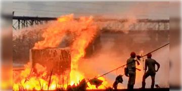 Read more about - Haldia Explosion | 'সোমবার বিকেল থেকেই বের হচ্ছিল পোড়া গন্ধ', কর্তৃপক্ষের গাফিলতিতেই হলদিয়া পেট্রোকেমিক্যালসে অগ্নিকাণ্ড?