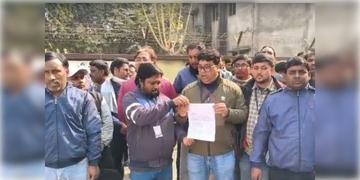 Read more about - SIR in WB | প্রতিমুহূর্তে বদলাচ্ছে নির্দেশ, কমিশনের বিরুদ্ধে ক্ষোভ প্রকাশ করে গণইস্তফা দিলেন মুর্শিদাবাদের ২০০ BLO!