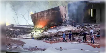 Read more about - Ahmedabad Plane Crash | বিস্ফোরণের পর তাপমাত্রা পৌঁছায় ১০০০ ডিগ্রি সেলসিয়াসে! ধ্বংসস্তূপ থেকে উদ্ধার বহু পশু-পাখির ঝলসানো দেহও!