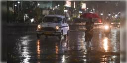 Read more about - Weather | কলকাতা-সহ দক্ষিণবঙ্গে ঝমঝমিয়ে বৃষ্টির পূর্বাভাস! উত্তর-পূর্ব বঙ্গোপসাগরে অবস্থান করেছে ঘূর্ণাবর্ত!