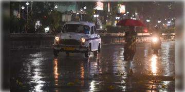 Read more about - Weather | কলকাতা-সহ দক্ষিণবঙ্গে ঝমঝমিয়ে বৃষ্টির পূর্বাভাস! উত্তর-পূর্ব বঙ্গোপসাগরে অবস্থান করেছে ঘূর্ণাবর্ত!