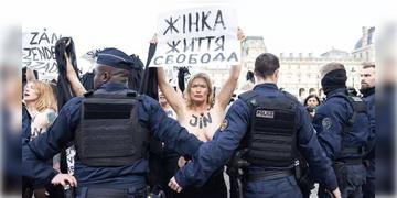 Read more about - Topless Women Protest | পোশাক খুলে বিক্ষোভ শতাধিক মহিলার! নারীদের ওপর যৌন নির্যাতনের বিরুদ্ধে প্রতিবাদ প্যারিসে