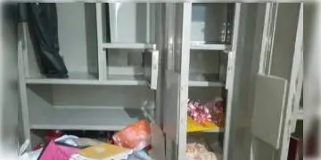 Read more about - বহরমপুরে পুলিশের ঘরেই চোরের হানা, আলমারি ভেঙে লক্ষাধিক টাকার চুরি       