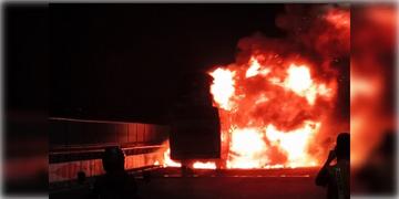 Read more about - Vidyasagar Setu | দ্বিতীয় হুগলি সেতুতে চলন্ত বাসে ভয়াবহ অগ্নিকান্ড! প্রাণ বাঁচাতে জানলা দিয়ে ঝাঁপ যাত্রীদের!