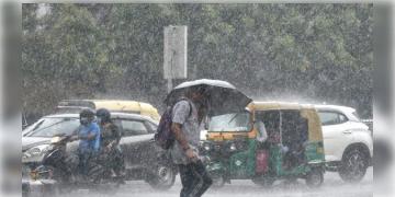 Read more about - ভারী থেকে অতিভারী বৃষ্টি ধেয়ে আসছে! স্বাধীনতা দিবসে কোন কোন জেলায় রেড এলার্ট জারি করা হয়েছে জানুন