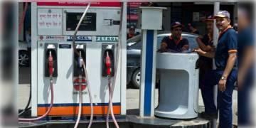 Read more about - পেট্রল-ডিজেলের দামে রেকর্ড ভেঙেছে রাজধানী দিল্লিসহ দেশের অন্যান্য রাজ্যে