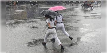 Read more about - Weather Update | সোমবার পর্যন্ত দক্ষিণবঙ্গে ঝড় বৃষ্টির কমলা সর্তকতা, অতি ভারী বৃষ্টির জেরে ধস নামতে পারে পাহাড়ে!