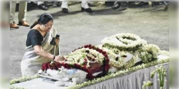 Read more about - 'রাজার মতো চলে গেলে বাপি', কিংবদন্তিকে শেষ বিদায় জানালেন  কন্যা পৌলমী ।