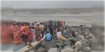 Read more about - Digha | ভারী দুর্যোগের জের, দিঘায় উত্তাল সমুদ্রে তলিয়ে গেল নৈহাটির নাবালিকা!