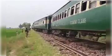 Read more about - Pakistan | ফের হামলার মুখে জাফর এক্সপ্রেস! বিস্ফোরণে ছিটকে গেলো একাধিক কামরা!