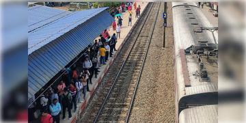 Read more about - Sealdah-Bongaon | থমকে গিয়েছে বনগাঁ-শিয়ালদহ আপ ও ডাউন লাইনে ট্রেন চলাচল, ভোগান্তিতে যাত্রীরা!