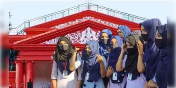 Read more about - শিক্ষা প্রতিষ্ঠানে মানতেই হবে পোশাকবিধি , হিজাব বিতর্কে সাফ নির্দেশ কর্ণাটক হাই কোর্টের