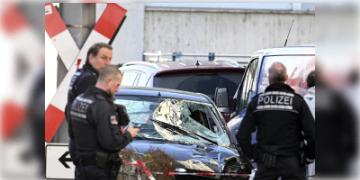 Read more about - Germany | ভিড় বাজারের মধ্যে দিয়ে এলোপাথাড়ি ছুটল গাড়ি, জার্মানির ম্যানহেইমে SUV পিষ্ট হয়ে মৃত ১