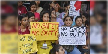 Read more about - R G Kar | অনির্দিষ্টকালের জন্য কর্মবিরতি! 'নো সেফটি-নো ডিউটি' স্লোগান তুললেন দেশের একাধিক ছোট-বড় হাসপাতালের চিকিৎসকরা