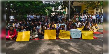 Read more about - R G Kar | একটানা বিক্ষোভে নেমেছেন ইন্টার্ন থেকে জুনিয়র ডাক্তার! চিকিৎসা পরিষেবা চালু রেখে পরিস্থিতি সামাল দিচ্ছেন সিনিয়াররা